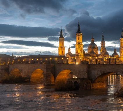 Mejores Destinos en España para Viajar en Octubre Zaragoza; Puente de Piedra y El Pilar