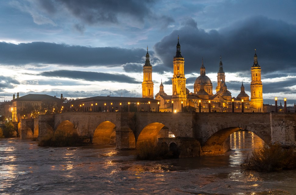 Mejores Destinos en España para Viajar en Octubre Zaragoza; Puente de Piedra y El Pilar