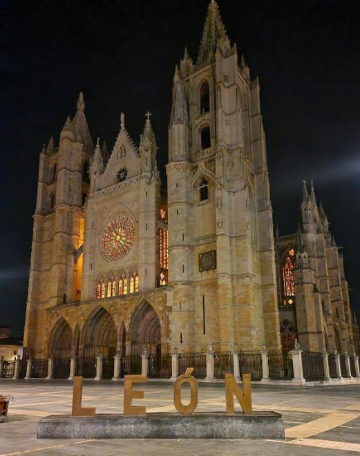 Mejores Destinos para Viajar en Noviembre; Catedral León