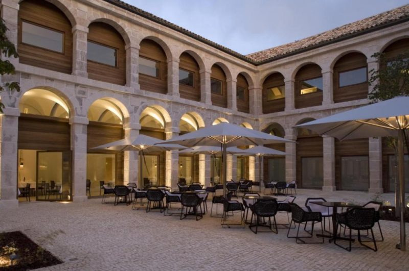Patio Parador Alcalá de Henares; Paradores Cerca de Cuenca; Paradores Nacionales